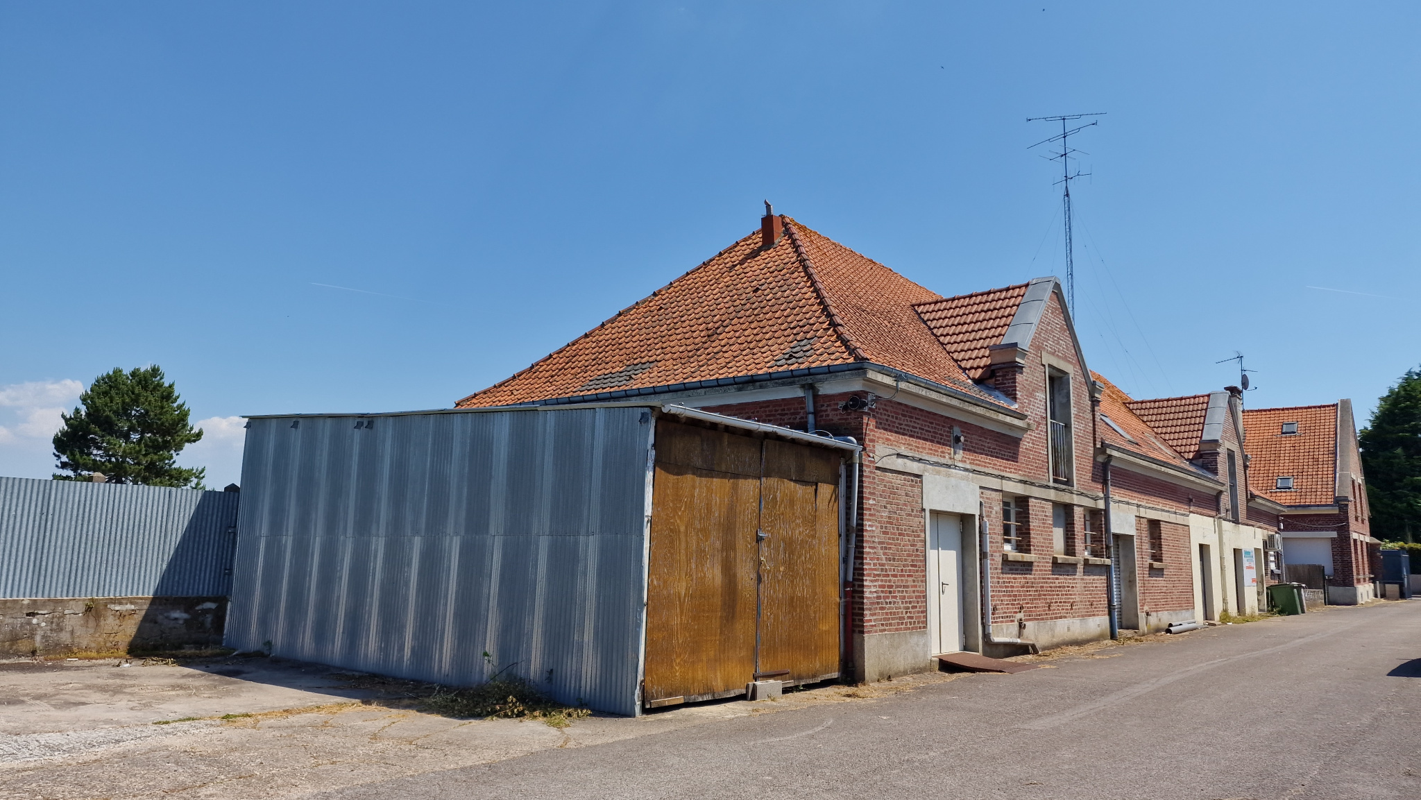 Immo80 – L'immobilier à Amiens et dans la Somme-SALOUEL : ENSEMBLE IMMOBILIER CONSTITUE D’UNE MAISON et d’UN ENTREPOT