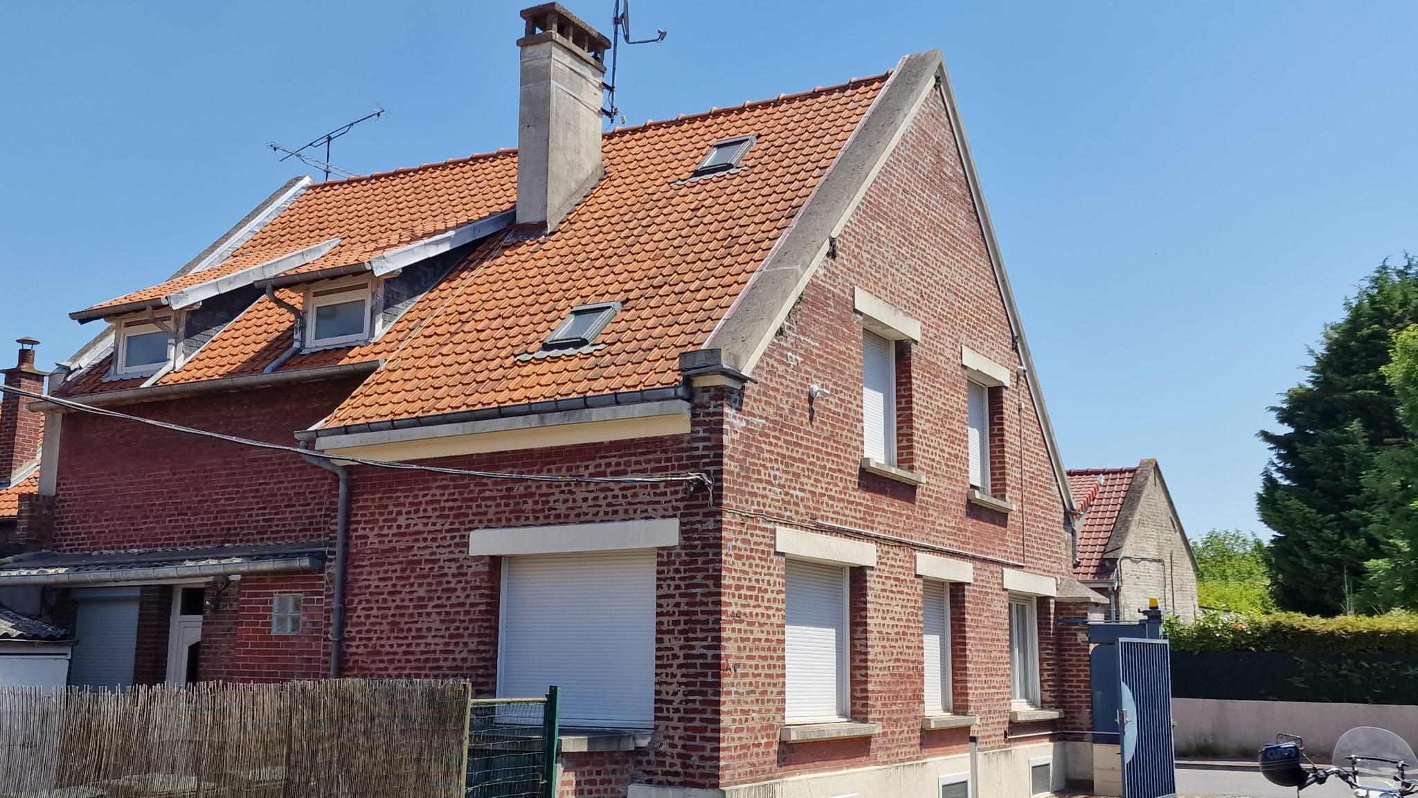 Immo80 – L'immobilier à Amiens et dans la Somme-SALOUEL : ENSEMBLE IMMOBILIER CONSTITUE D’UNE MAISON et d’UN ENTREPOT