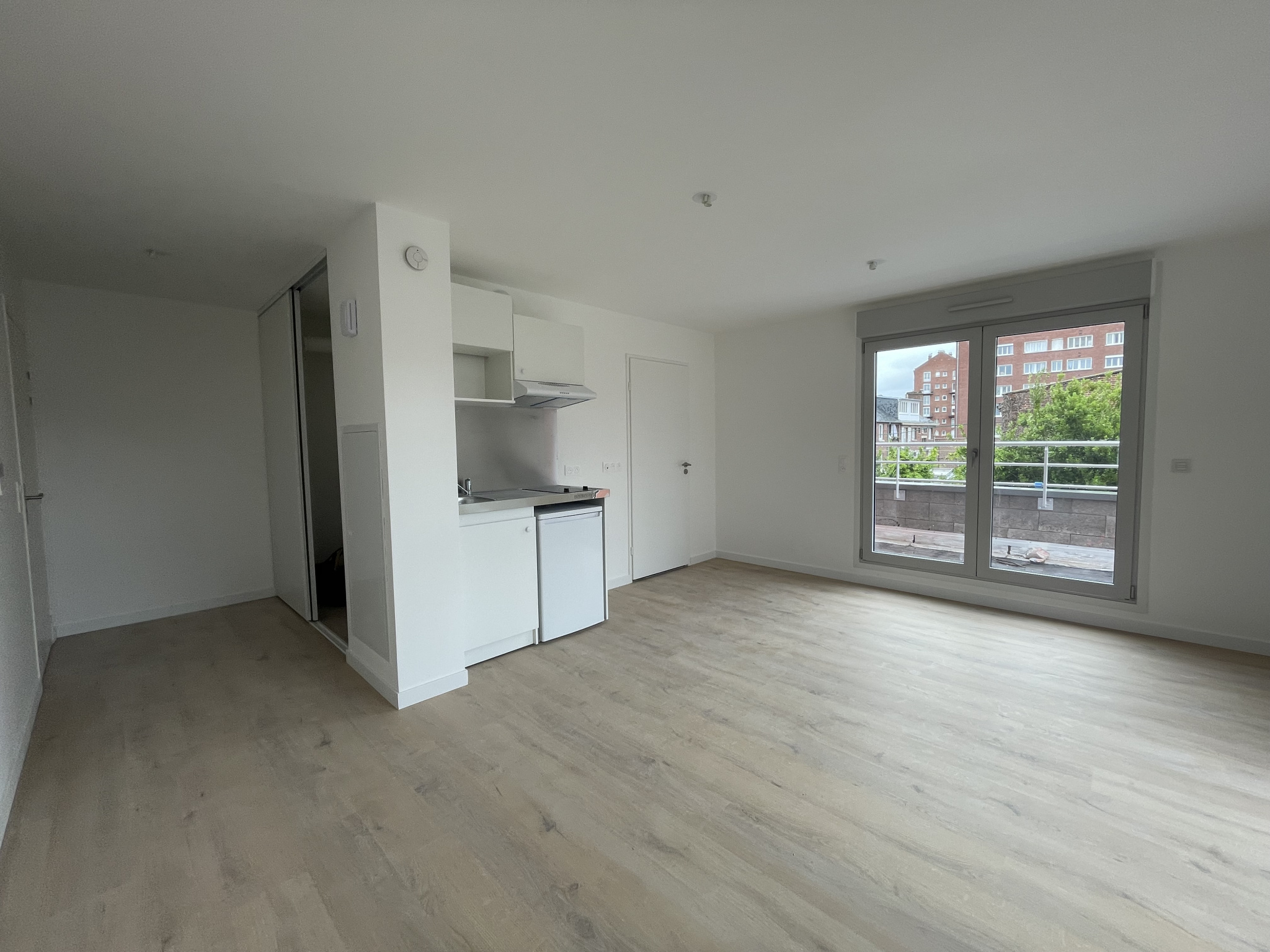 Immo80 – L'immobilier à Amiens et dans la Somme-AMIENS PLEIN CENTRE VILLE – RUE DES LOUVELS : BEL APPARTEMENT T1 NEUF avec grande terrasse