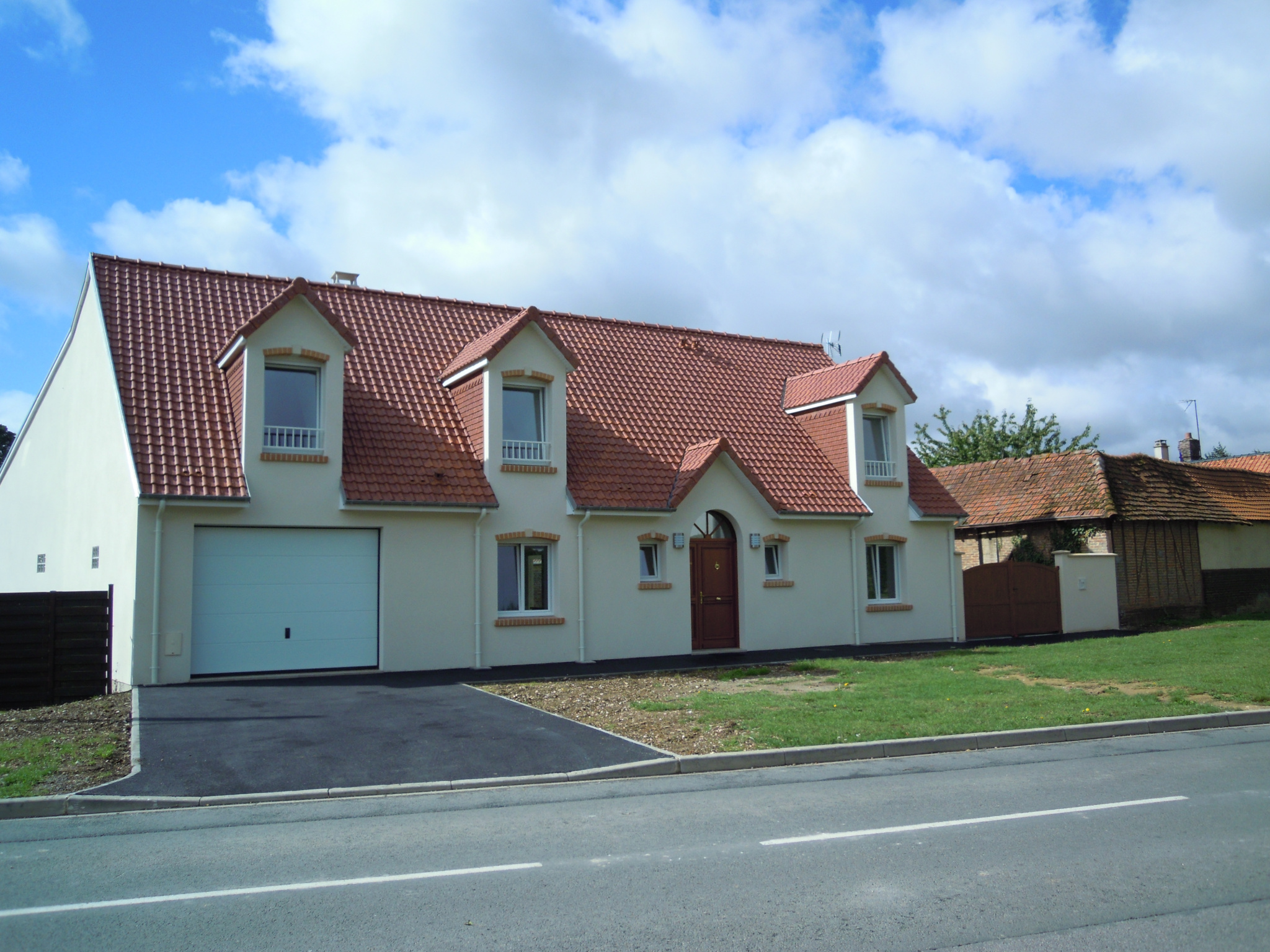 Immo80 – L'immobilier à Amiens et dans la Somme-SAINS EN AMIENOIS : SUPERBE PAVILLON INDIVIDUEL T6 avec garage, terrasse et jardin