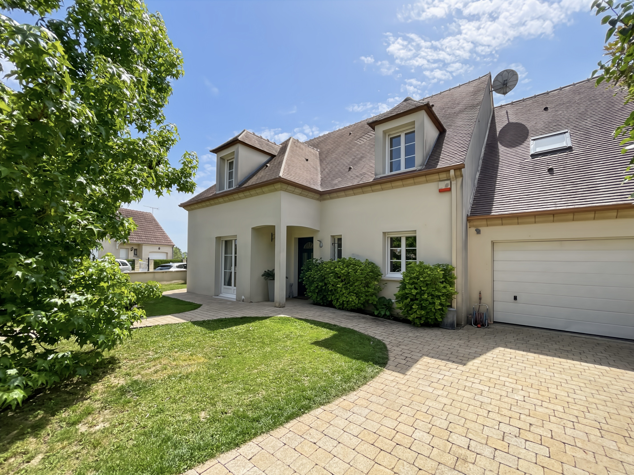 Immo80 – L'immobilier à Amiens et dans la Somme-BREUIL LE SEC : SUPERBE PAVILLON AVEC TERRASSE JARDIN ET GARAGE