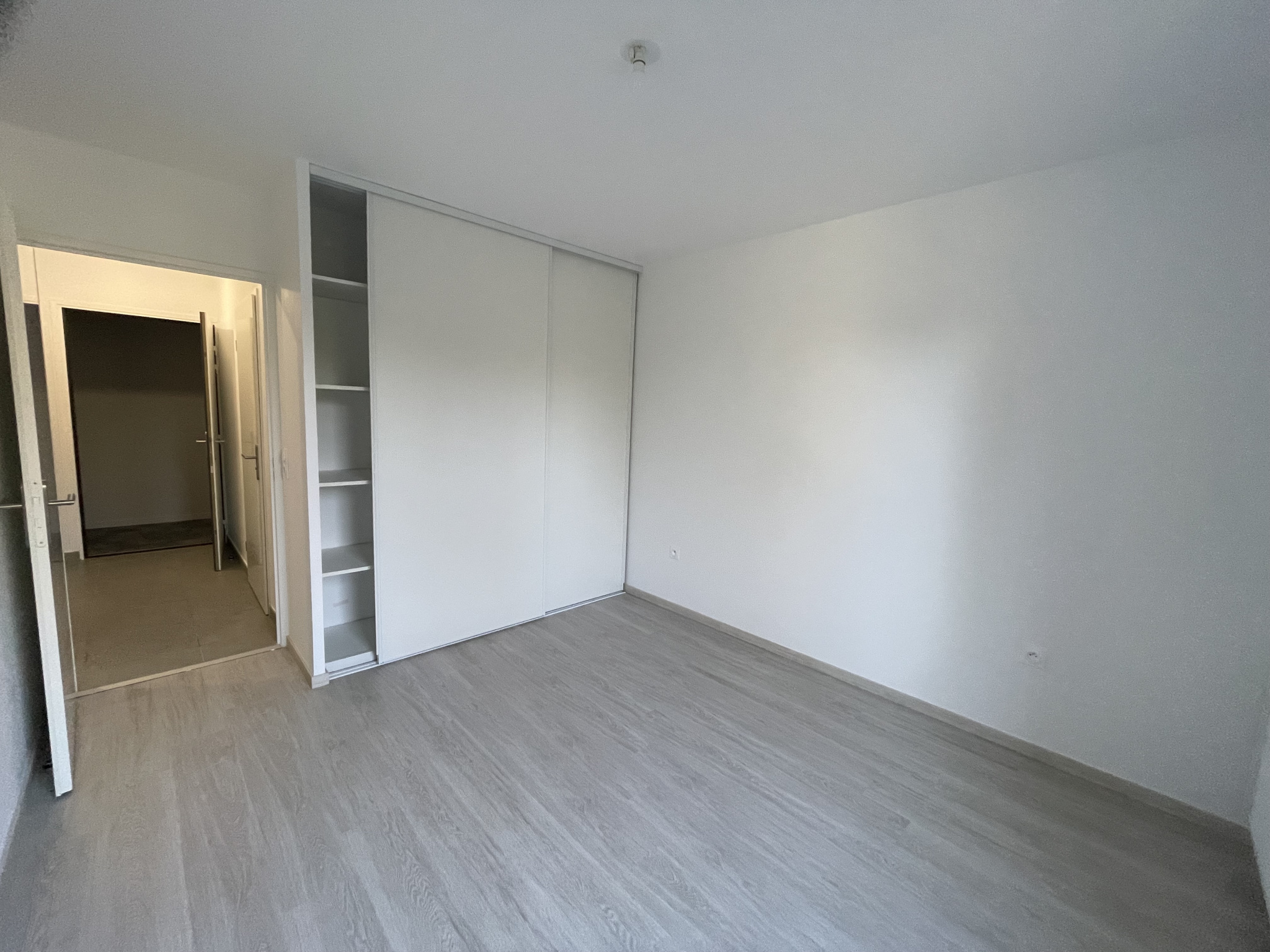 Immo80 – L'immobilier à Amiens et dans la Somme-AMIENS SECTEUR CITADELLE : TRES BEL APPARTEMENT T3 avec balcon et 2 parkings en sous-sol dans RESIDENCE NEUVE