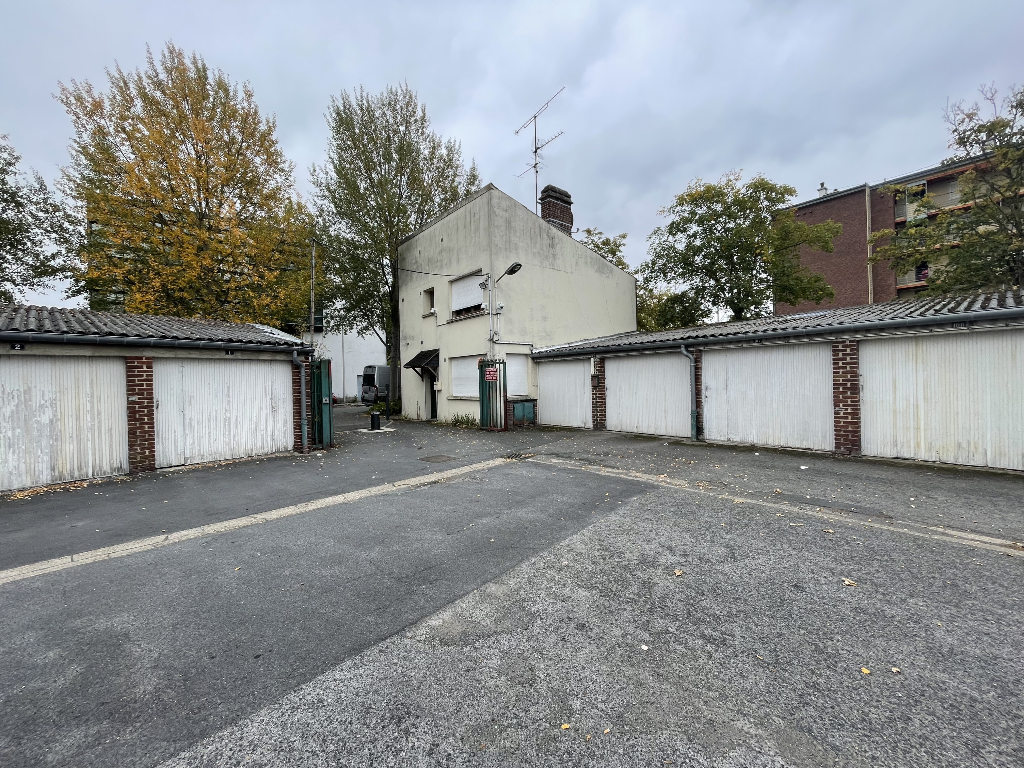 Immo80 – L'immobilier à Amiens et dans la Somme-AMIENS SECTEUR AVENUE DE LA PAIX : ENSEMBLE IMMOBILIER COMPRENANT 1 MAISON d’HABITATION et 123 GARAGES