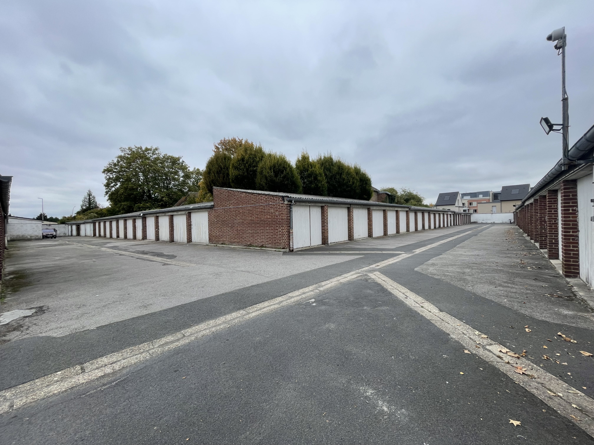 Immo80 – L'immobilier à Amiens et dans la Somme-AMIENS SECTEUR AVENUE DE LA PAIX : ENSEMBLE IMMOBILIER COMPRENANT 1 MAISON d’HABITATION et 123 GARAGES