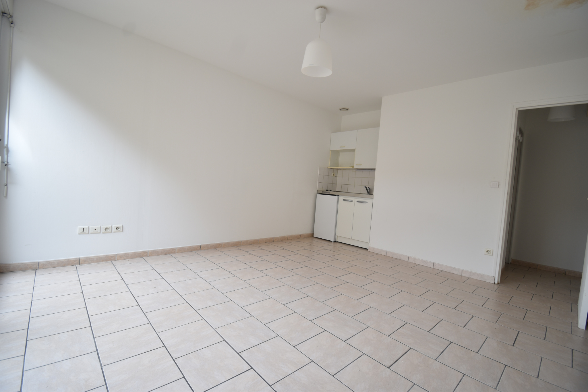 Immo80 – L'immobilier à Amiens et dans la Somme-AMIENS STE ANNE – proche GARE – RUE CLABAULT : STUDIO avec courette