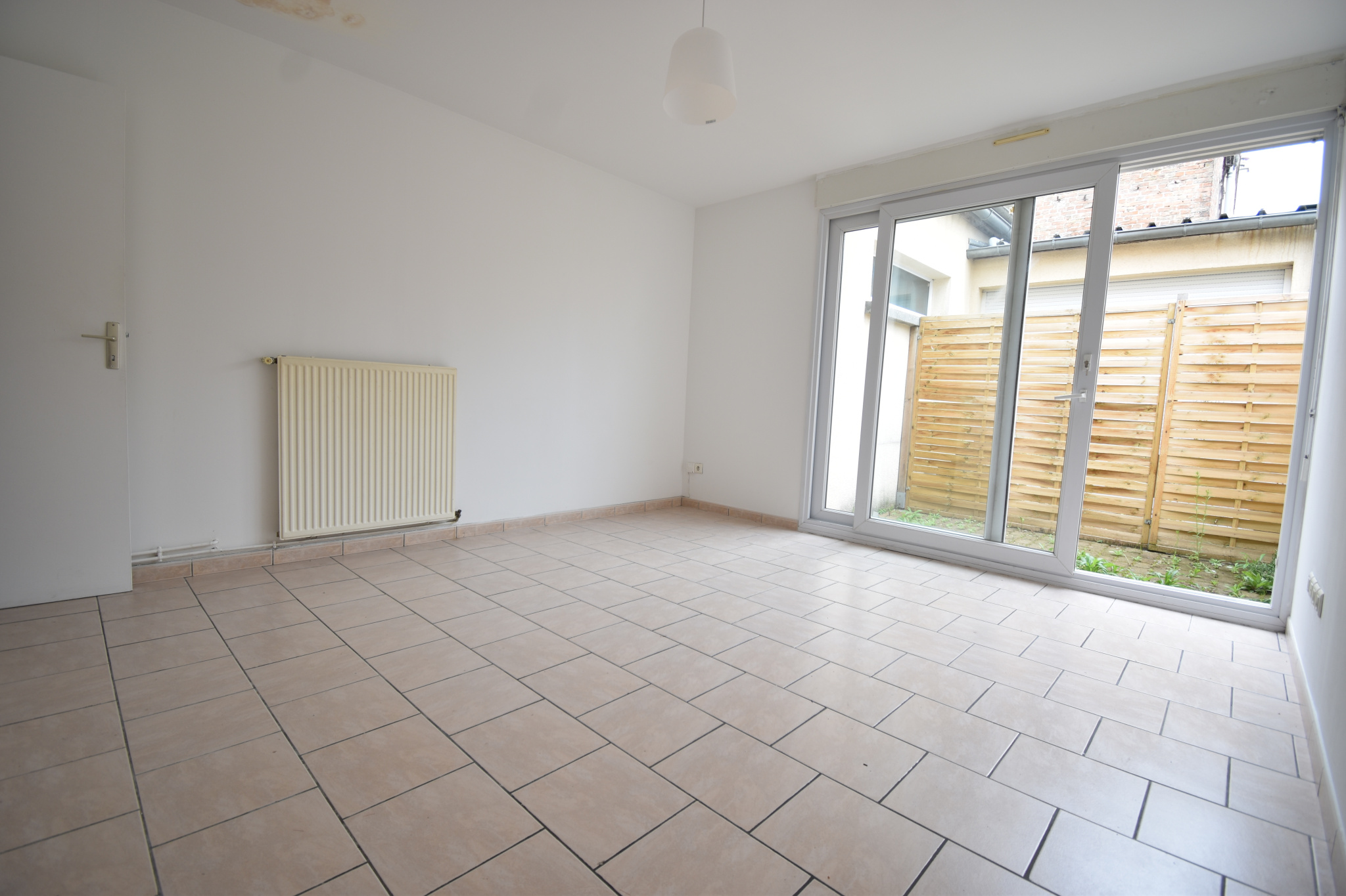 Immo80 – L'immobilier à Amiens et dans la Somme-AMIENS STE ANNE – proche GARE – RUE CLABAULT : STUDIO avec courette