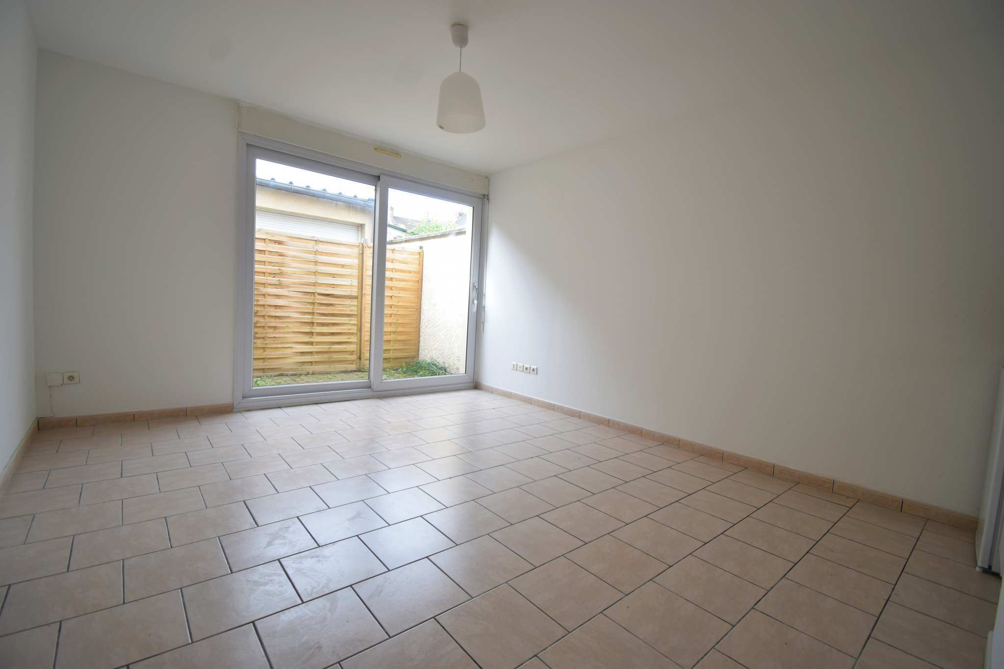 Immo80 – L'immobilier à Amiens et dans la Somme-AMIENS STE ANNE – proche GARE – RUE CLABAULT : STUDIO avec courette