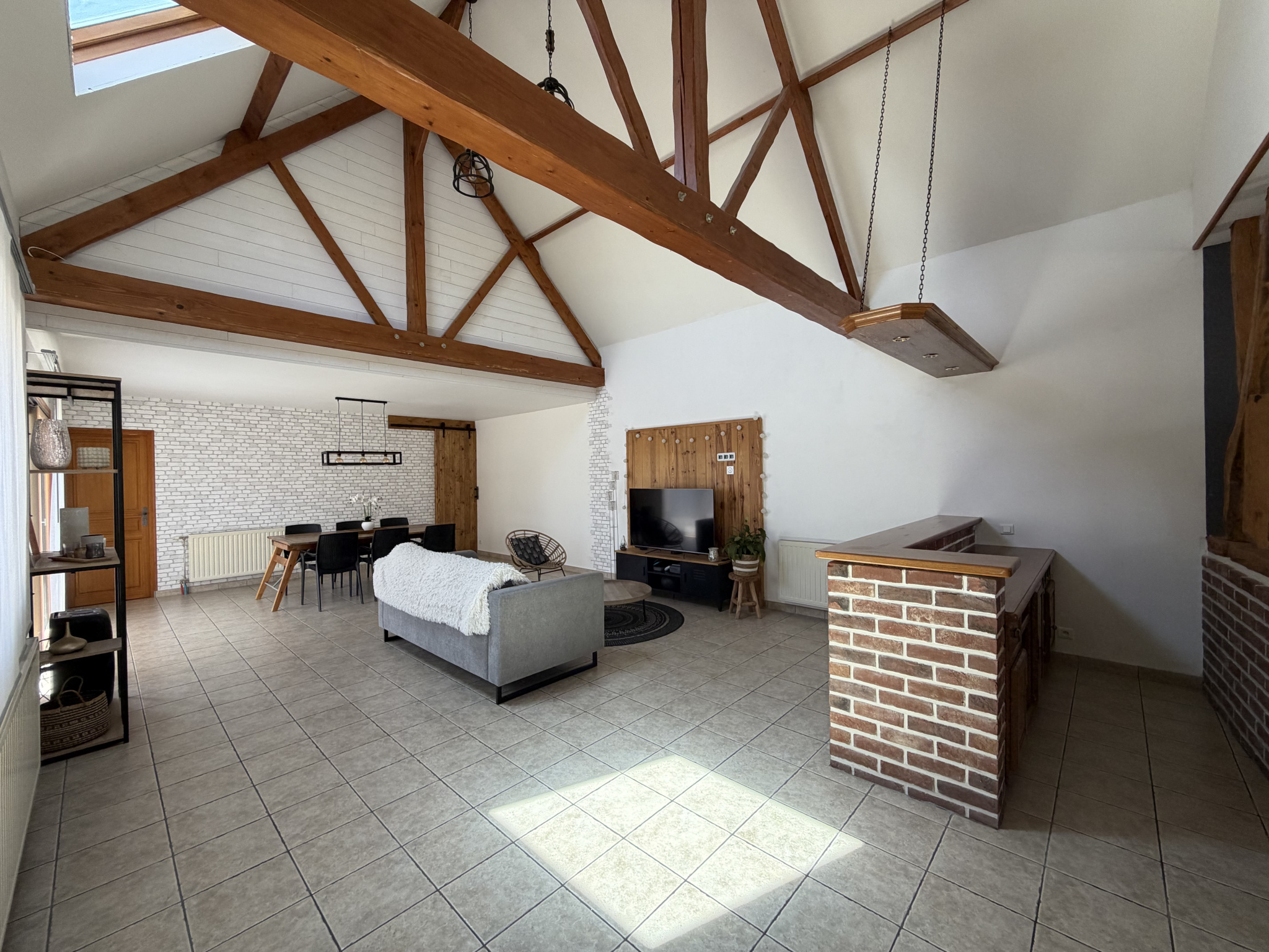 Immo80 – L'immobilier à Amiens et dans la Somme-17 KM d&rsquo;AMIENS sur la commune d&rsquo;HERISSART : JOLI CORPS DE FERME avec beau terrain et hangar