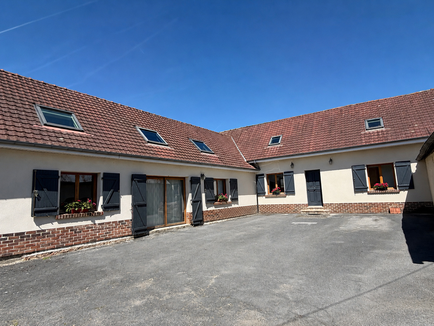 Immo80 – L'immobilier à Amiens et dans la Somme-17 KM d&rsquo;AMIENS sur la commune d&rsquo;HERISSART : JOLI CORPS DE FERME avec beau terrain et hangar