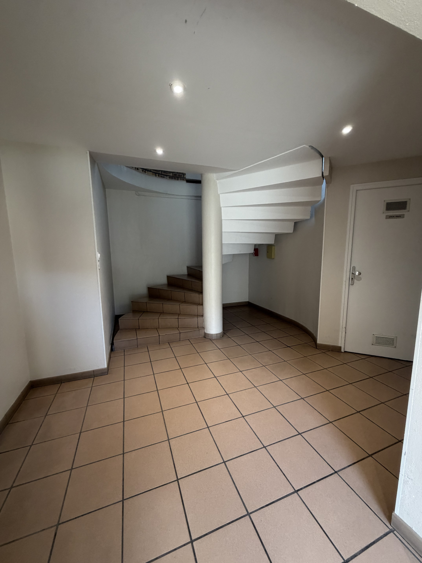 Immo80 – L'immobilier à Amiens et dans la Somme-AMIENS ST MAURICE – T1 MEUBLE DANS IMMEUBLE RECENT
