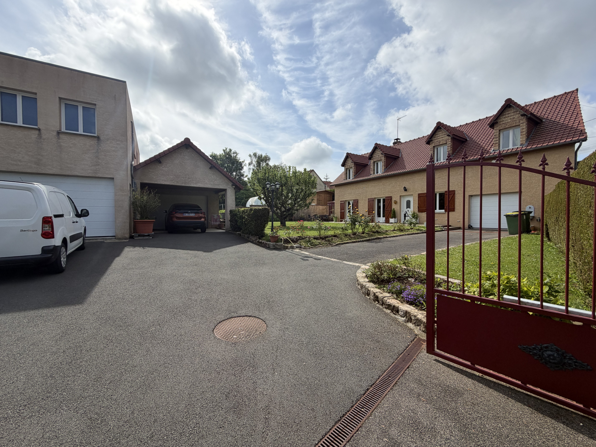 Immo80 – L'immobilier à Amiens et dans la Somme-SAVEUSE : PROPRIETE AVEC 3 GARAGES et TERRAIN