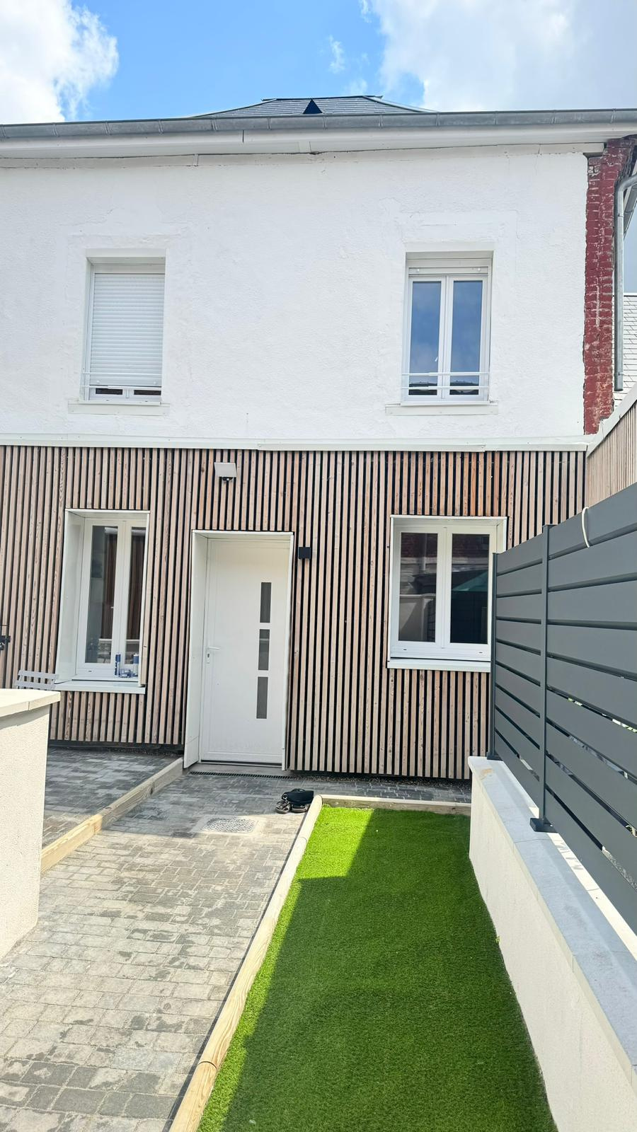 Immo80 – L'immobilier à Amiens et dans la Somme-CAMON : JOLIE MAISON T4 MEUBLEE en retrait de rue avec cour