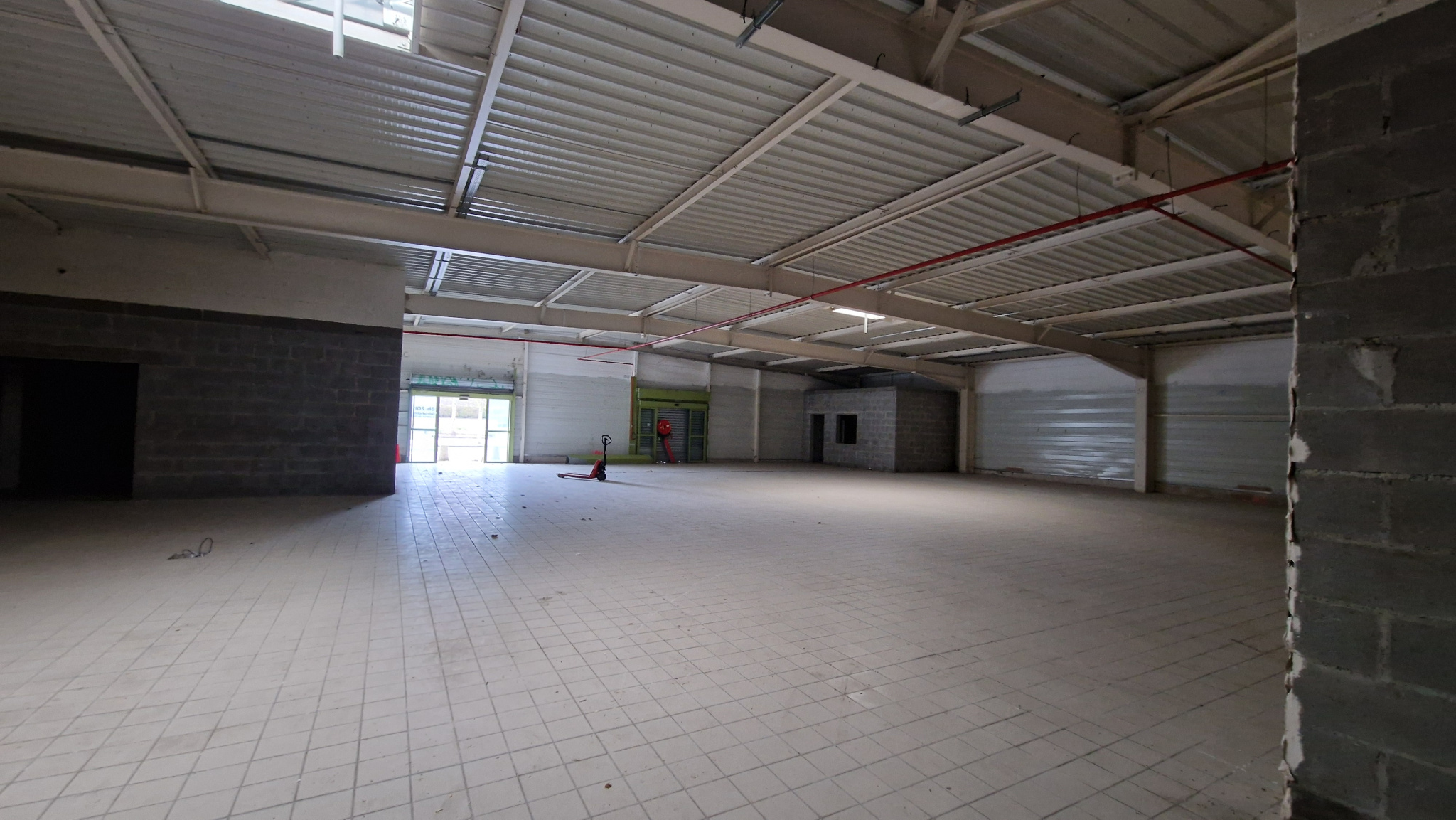 Immo80 – L'immobilier à Amiens et dans la Somme-JUMEL – GRAND LOCAL COMMERCIAL  (Entrée AILLY SUR NOYE)