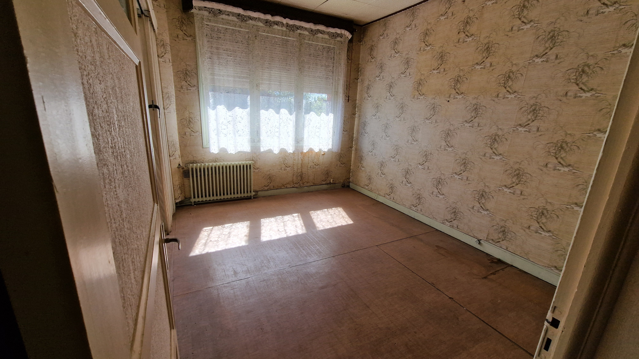 Immo80 – L'immobilier à Amiens et dans la Somme-DOULLENS – IDEAL INVESTISSEUR / GROS TRAVAUX A PREVOIR : IMMEUBLE COMMERCIAL + HABITATIONS