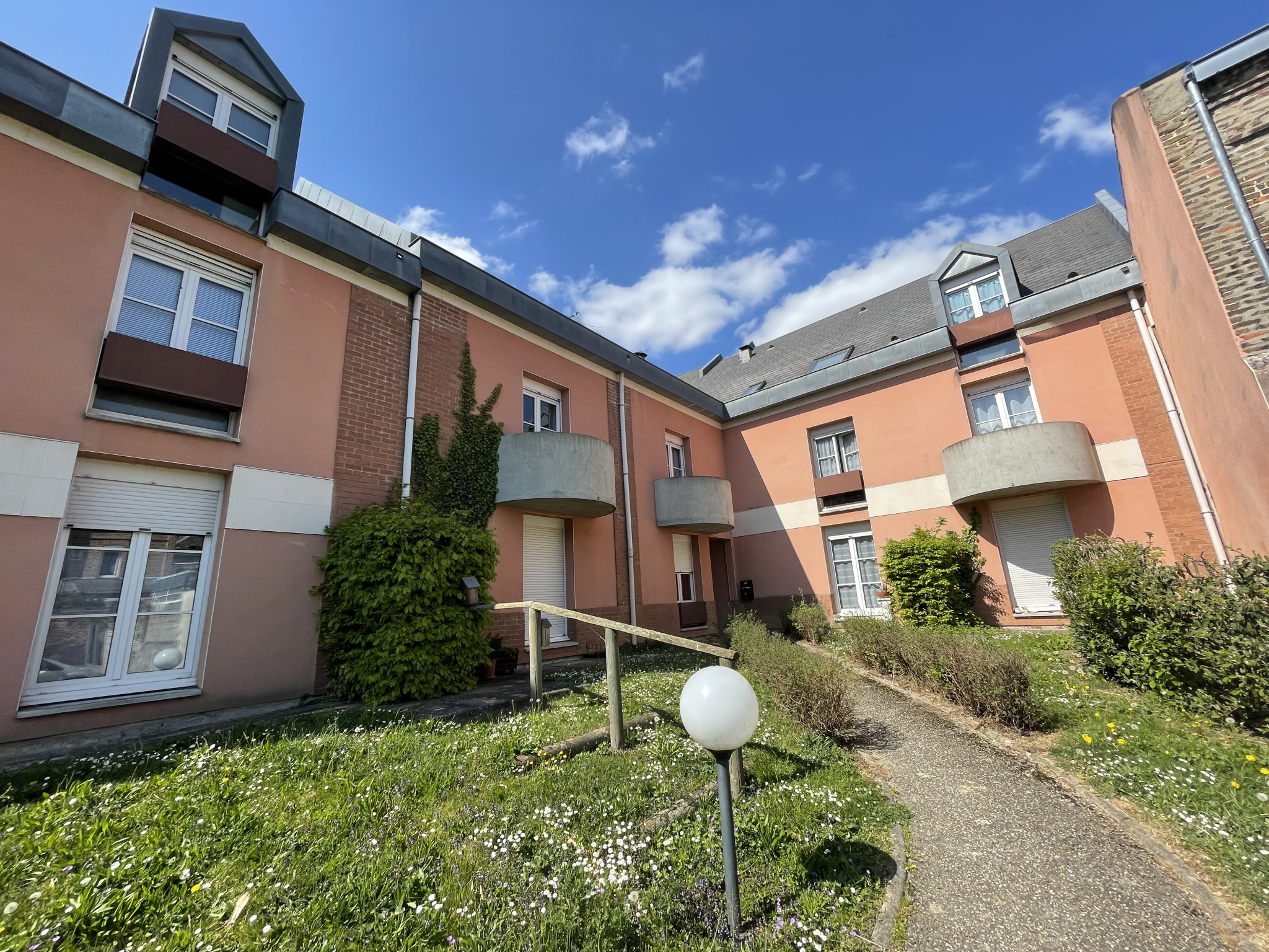 Immo80 – L'immobilier à Amiens et dans la Somme-AMIENS ST PIERRE – rue Eloi Morel : APPARTEMENT T1 MEUBLE de 29,73 m2 avec parking et petit balcon