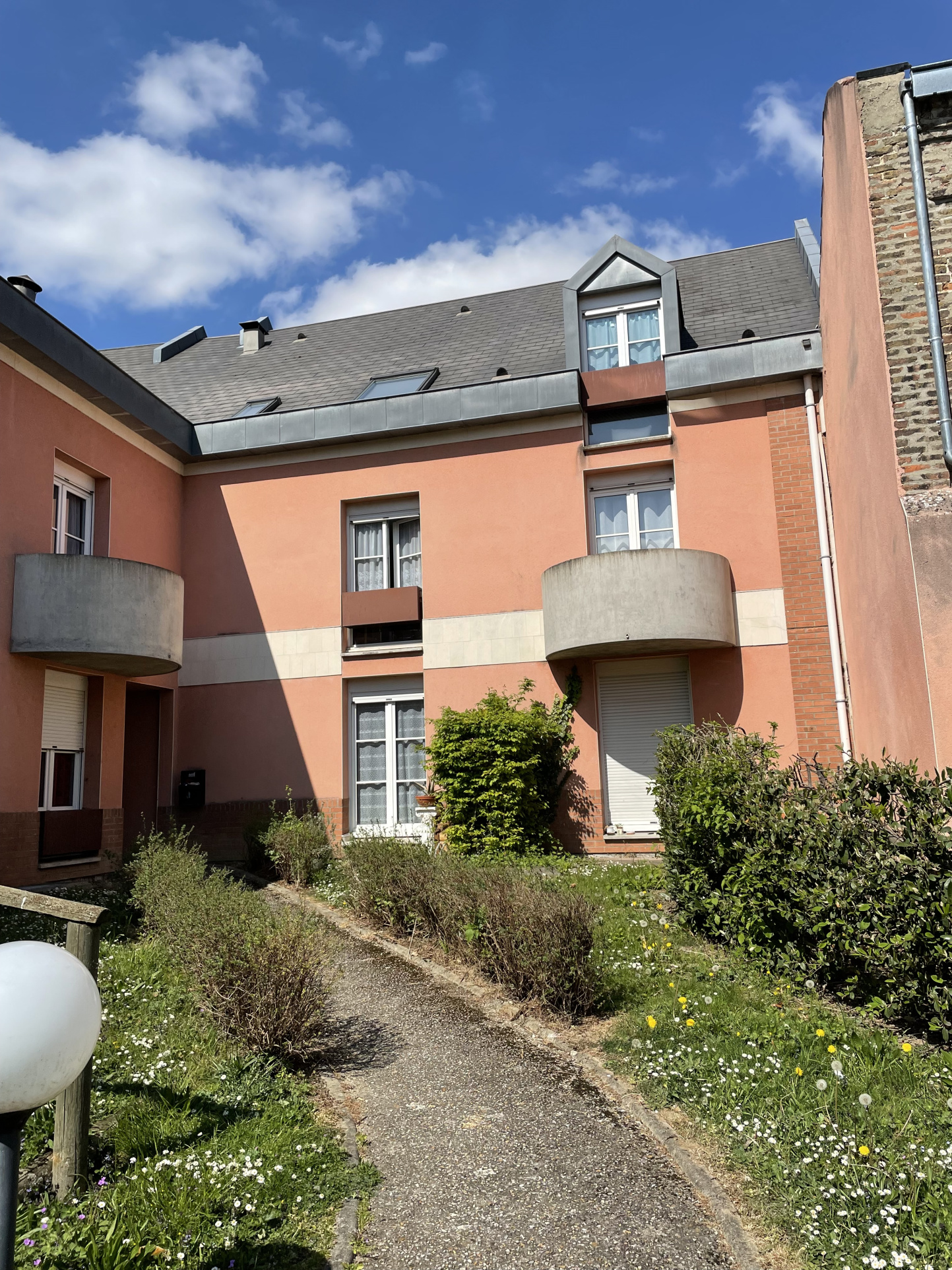 Immo80 – L'immobilier à Amiens et dans la Somme-AMIENS ST PIERRE – rue Eloi Morel : APPARTEMENT T1 MEUBLE de 29,73 m2 avec parking et petit balcon