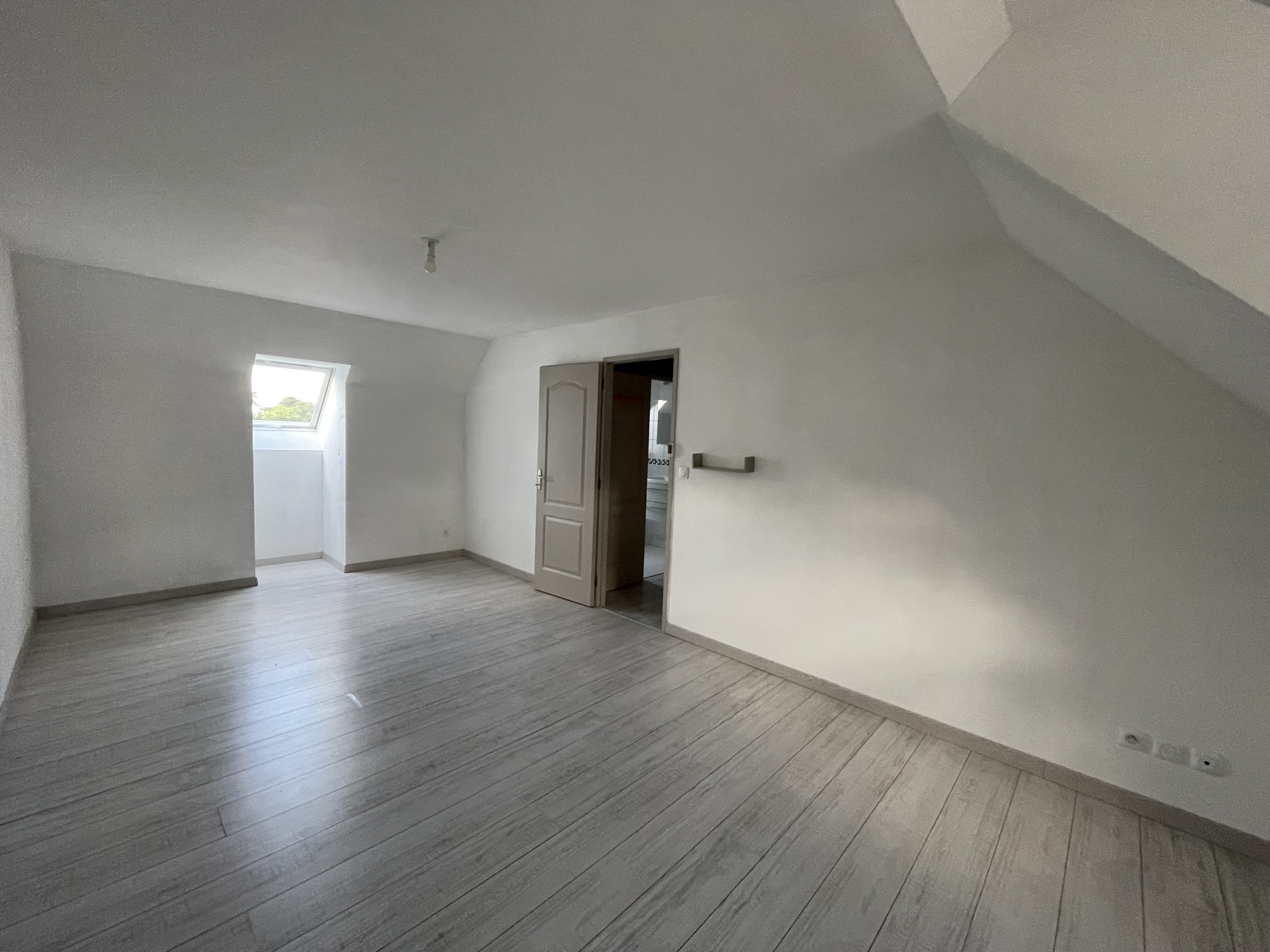 Immo80 – L'immobilier à Amiens et dans la Somme-COMMUNE PROCHE AMIENS – 15 minutes du CHU : TRES JOLI PAVILLON individuel T5 sur sous-sol complet