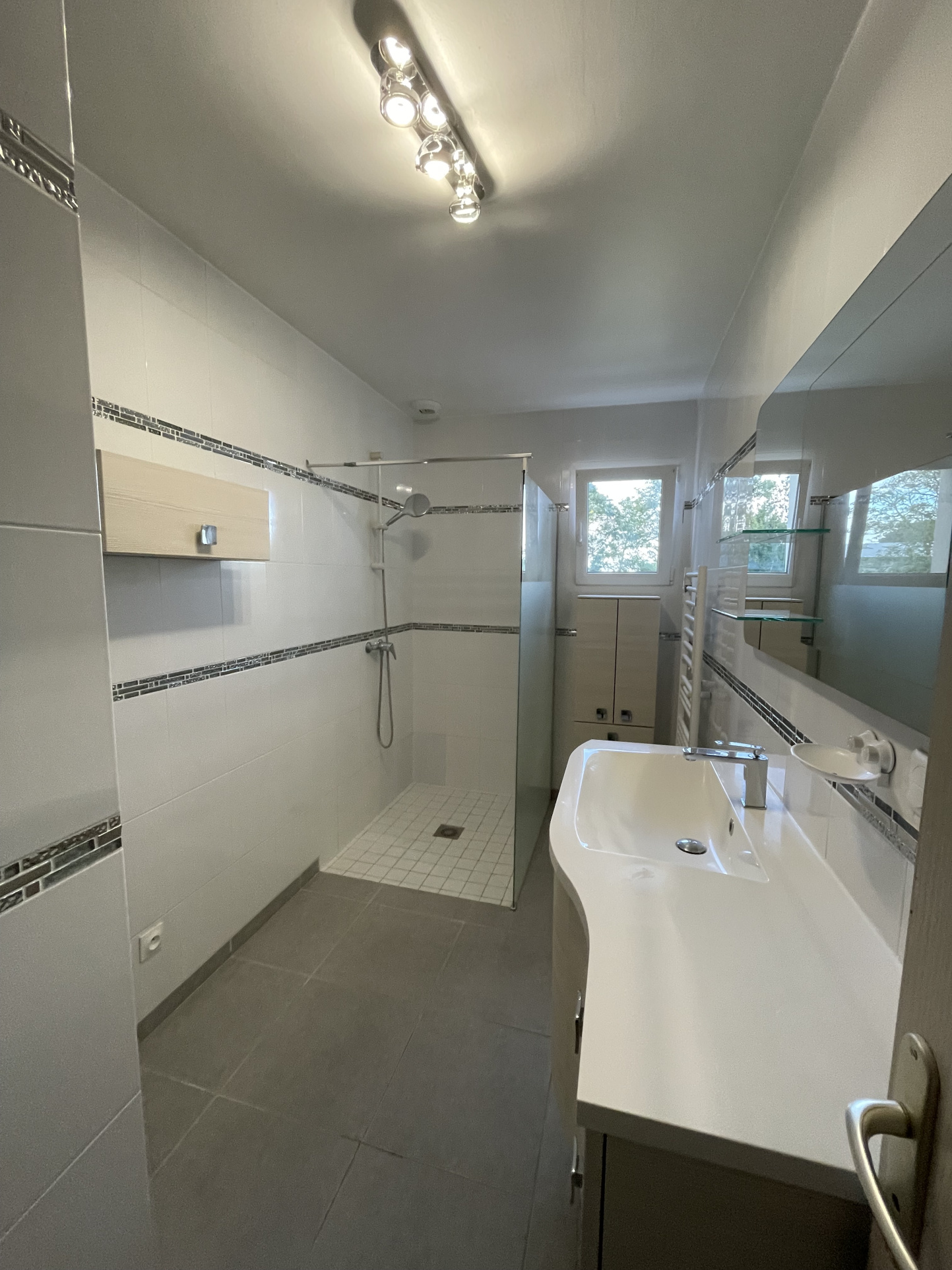 Immo80 – L'immobilier à Amiens et dans la Somme-COMMUNE PROCHE AMIENS – 15 minutes du CHU : TRES JOLI PAVILLON individuel T5 sur sous-sol complet