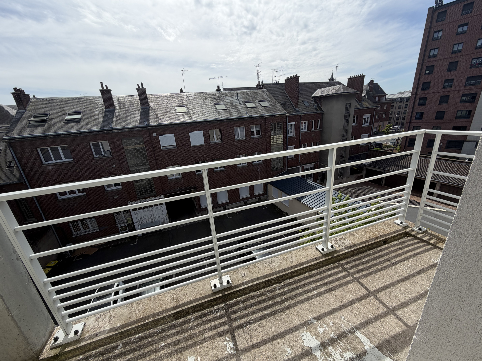 Immo80 – L'immobilier à Amiens et dans la Somme-AMIENS ST LEU – rue Fernel : BEAU STUDIO idéal étudiant(e) avec balcon de 3.40 m2