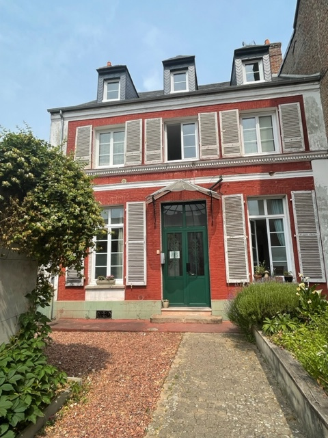 Immo80 – L'immobilier à Amiens et dans la Somme-ABBEVILLE – RUE MILLEVOYE : SUPERBE APPARTEMENT T1  MANSARDEE