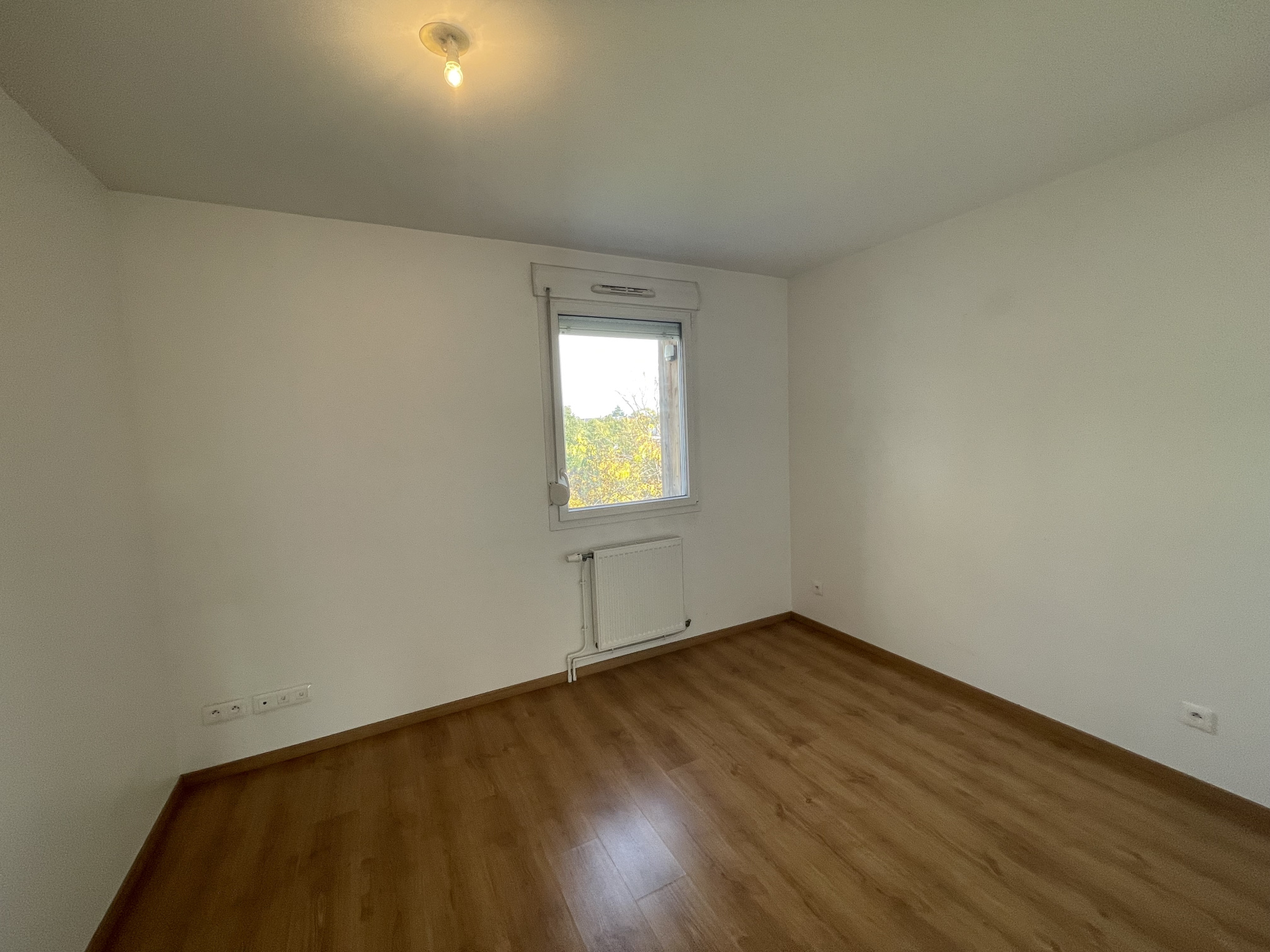 Immo80 – L'immobilier à Amiens et dans la Somme-AMLIENS SUD : BEL APPARTEMENT T3 avec balcon, parking, garage et cave dans résidence CALME ET SECURISEE