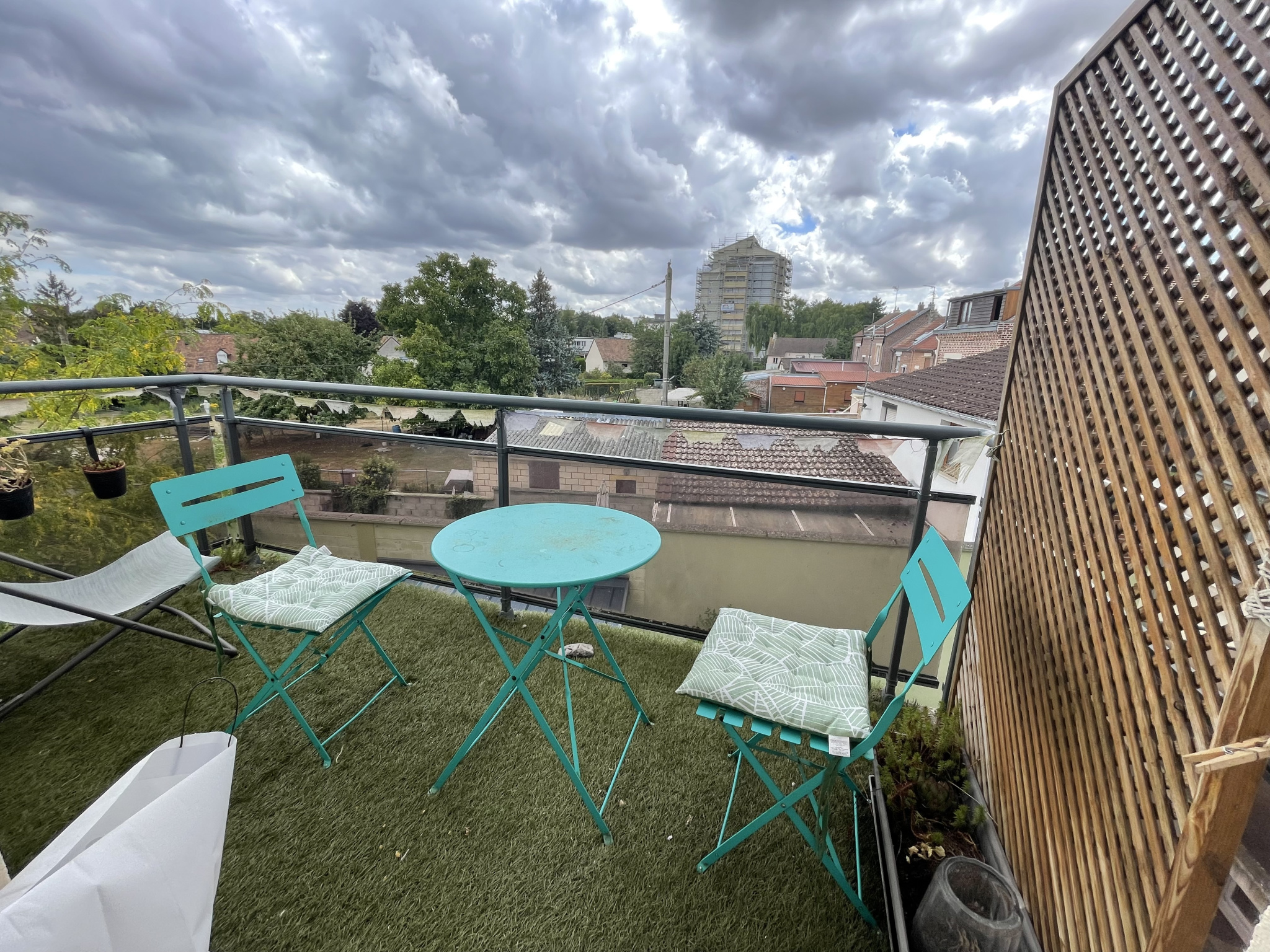 Immo80 – L'immobilier à Amiens et dans la Somme-AMLIENS SUD : BEL APPARTEMENT T3 avec balcon, parking, garage et cave dans résidence CALME ET SECURISEE