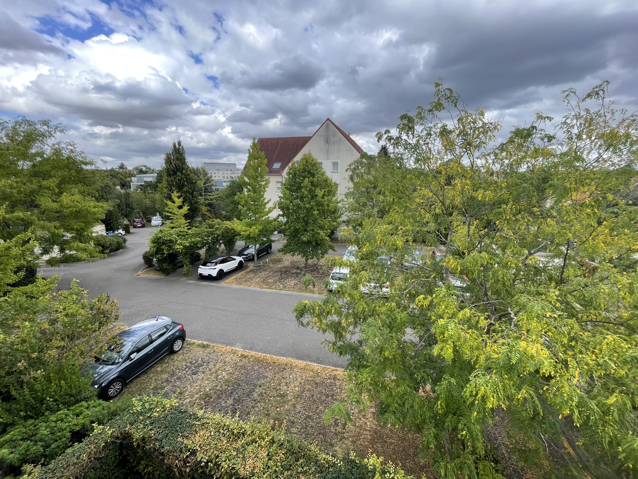 Immo80 – L'immobilier à Amiens et dans la Somme-AMLIENS SUD : BEL APPARTEMENT T3 avec balcon, parking, garage et cave dans résidence CALME ET SECURISEE
