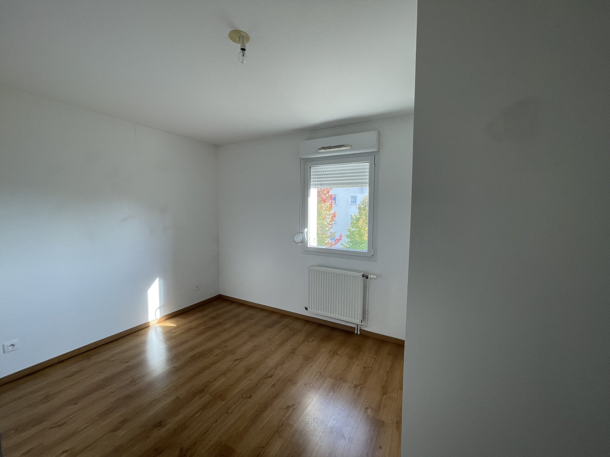 Immo80 – L'immobilier à Amiens et dans la Somme-AMLIENS SUD : BEL APPARTEMENT T3 avec balcon, parking, garage et cave dans résidence CALME ET SECURISEE