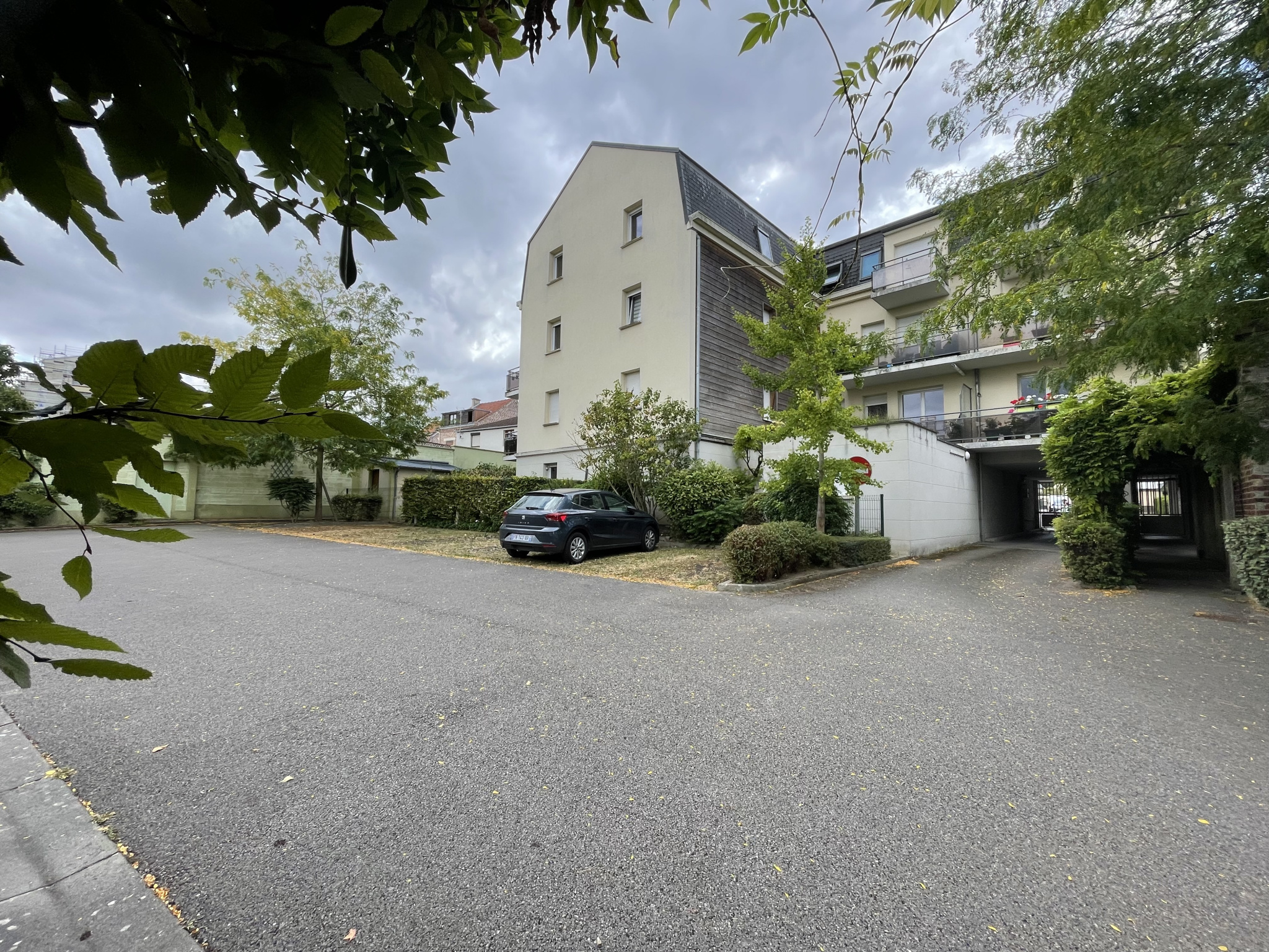 Immo80 – L'immobilier à Amiens et dans la Somme-AMLIENS SUD : BEL APPARTEMENT T3 avec balcon, parking, garage et cave dans résidence CALME ET SECURISEE