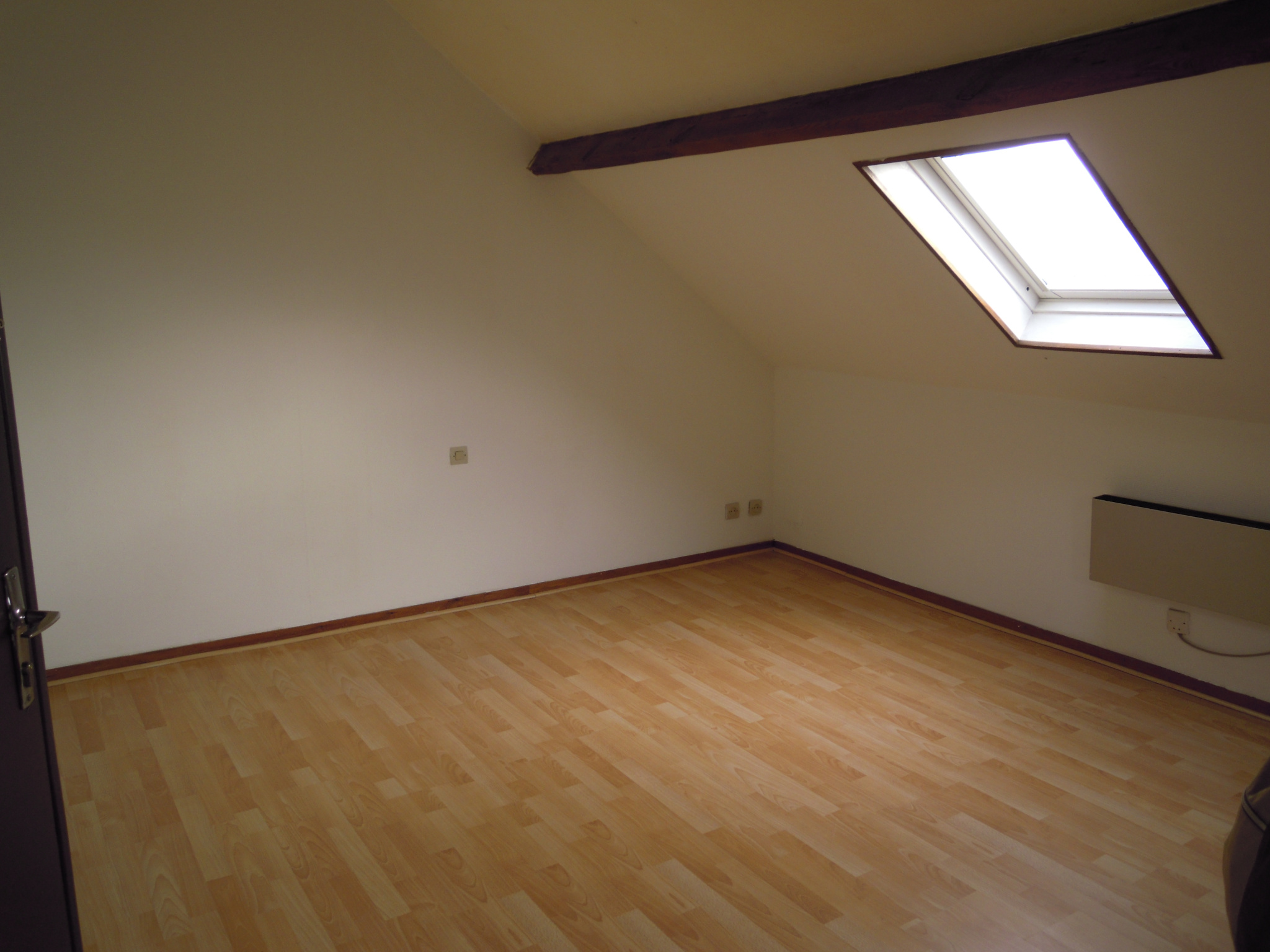 Immo80 – L'immobilier à Amiens et dans la Somme-AMIENS FBG DE HEM – proche du Parc de la Hotoie : APPARTEMENT T1 2nd étage mansardé